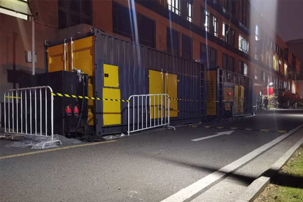 万山柴油发电机组的输出电压是如何调节的？