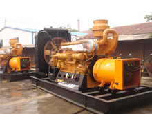 万山发电机组的频率规格是如何确定的？