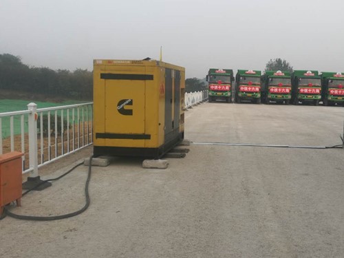 万山电力系统的稳定性和设备兼容性如何影响发电机组的频率规格？